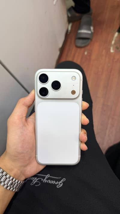 Apple iPhone 17 Pro 100%bh with box 10/10