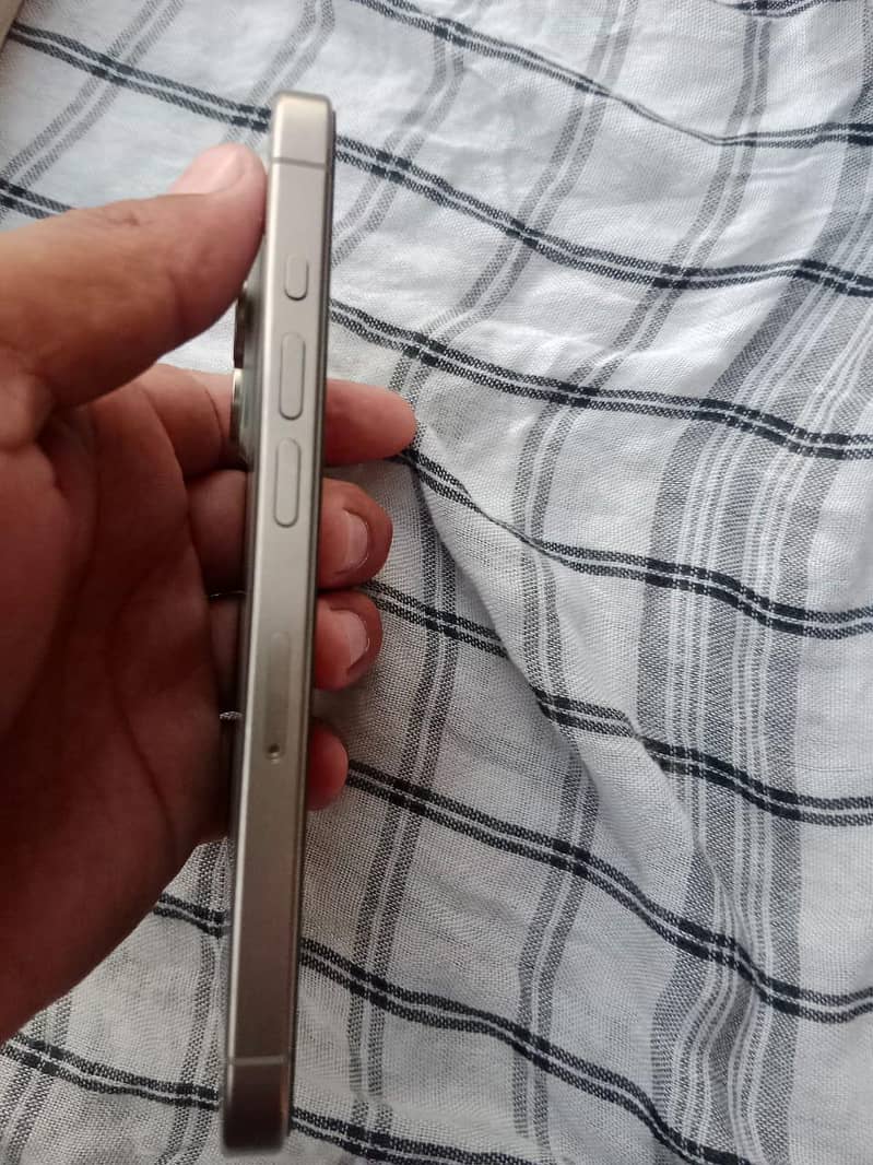 Apple iPhone 15 Pro 4