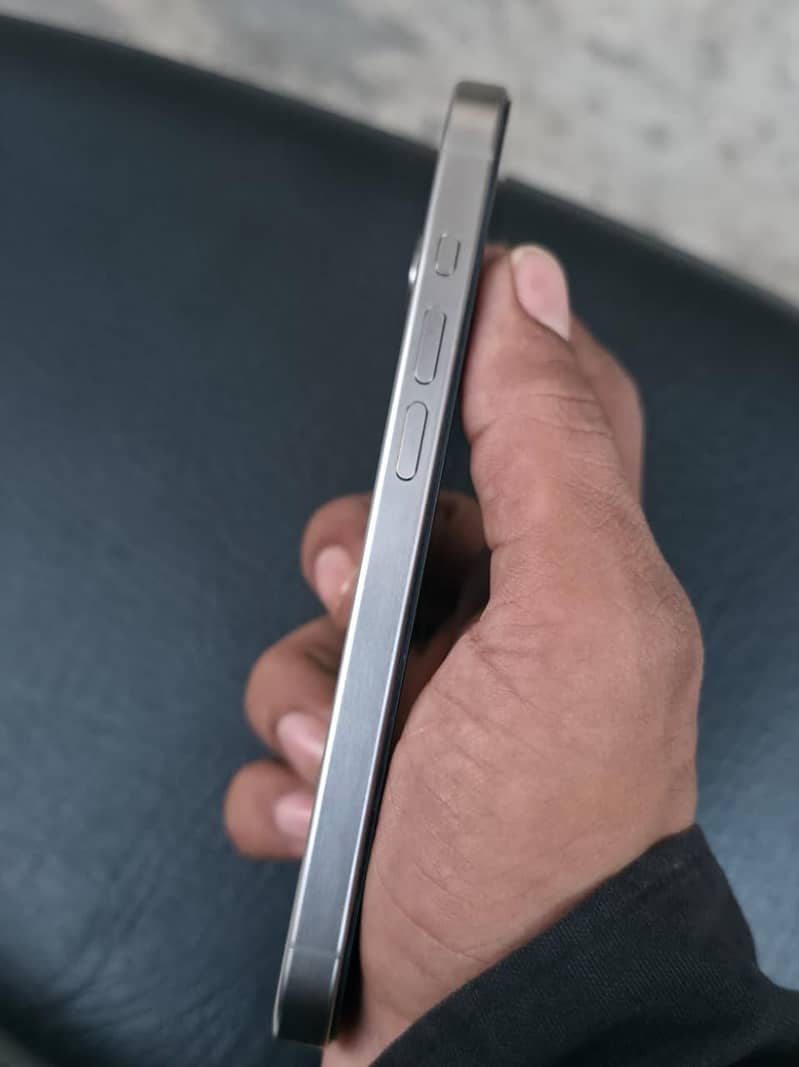 Apple iPhone 15 Pro 4