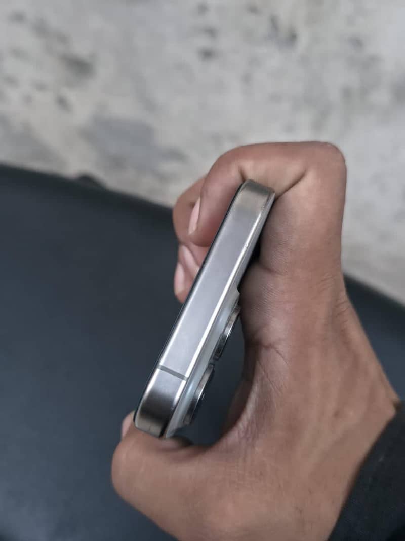 Apple iPhone 15 Pro 6