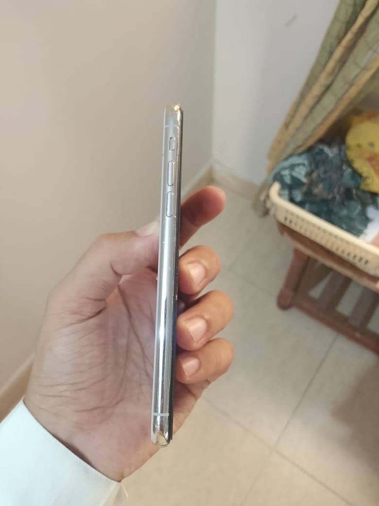 Apple iPhone X 4