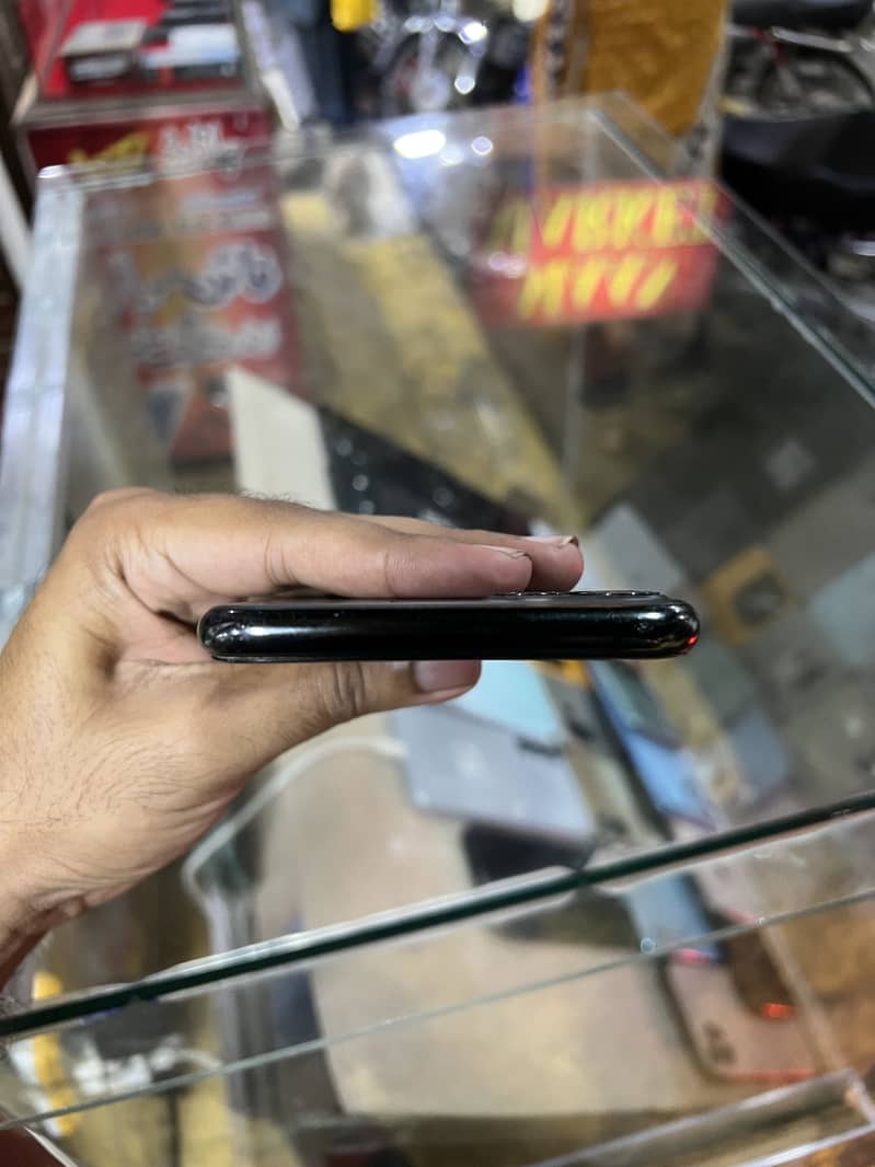 Apple iPhone 11 Pro Max 4