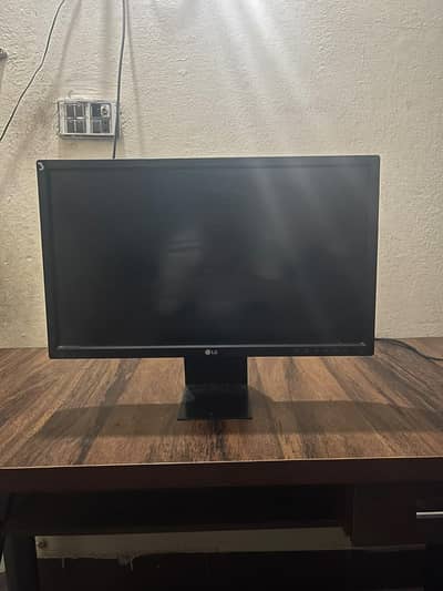 LG 24 INCHES LCD