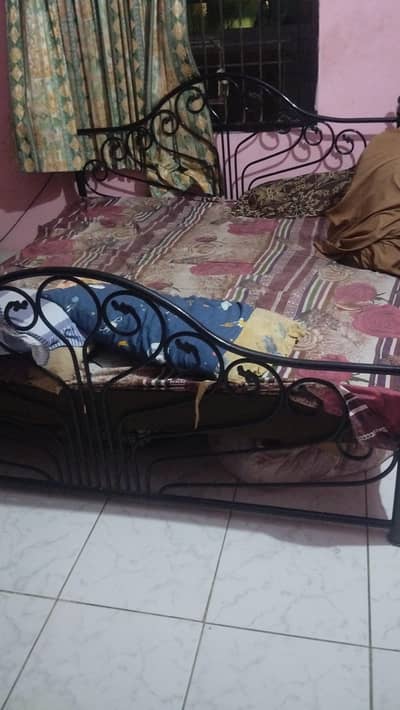 iron bed good condition
