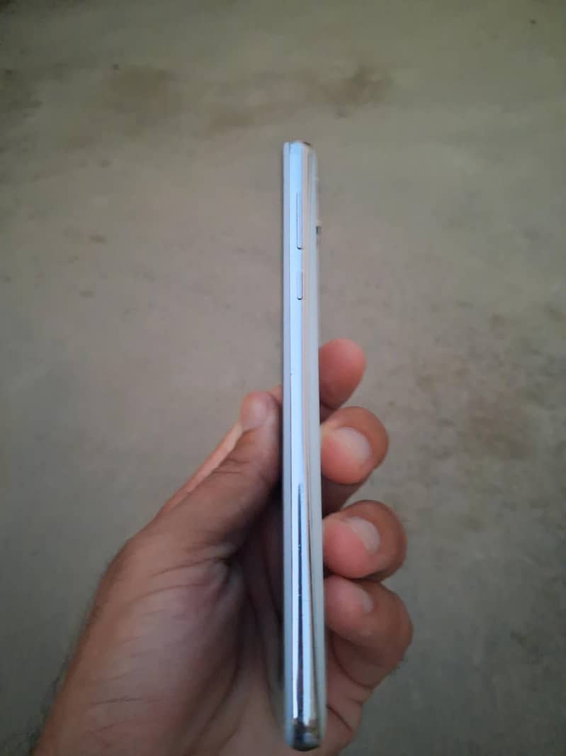 Sharp Aquos R2 1