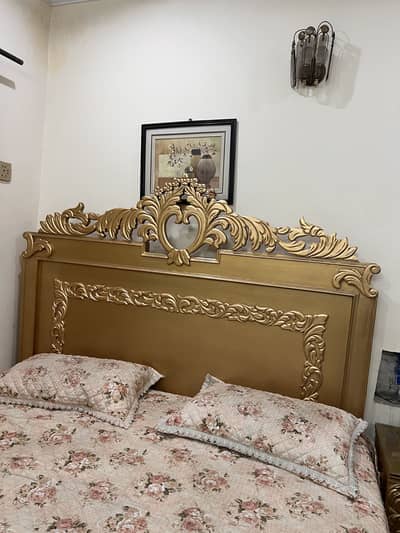 Double bed with dressing table, centre table with 2 side tables