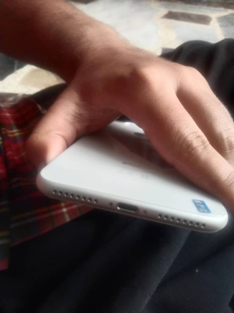 Apple iPhone 8 Plus 4
