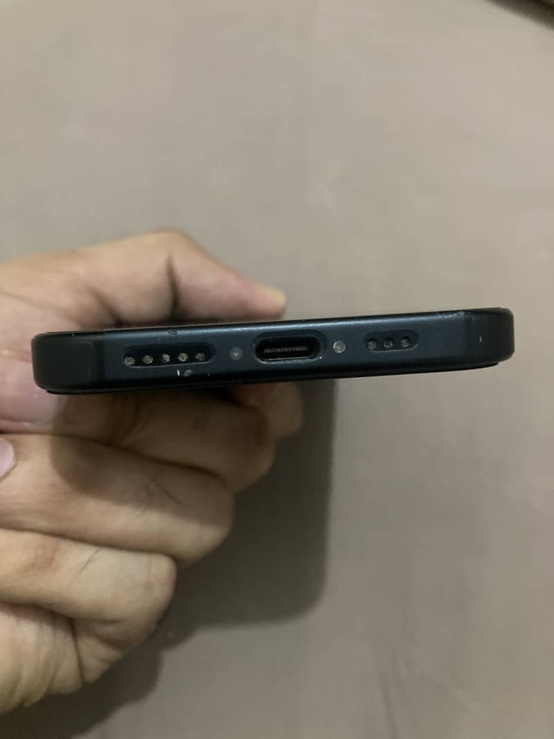 Apple iPhone 16 6