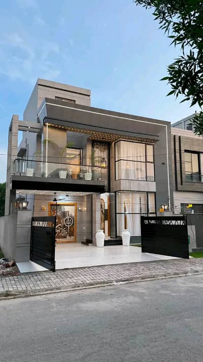 10 Marla Luxury House is Available for Rent in Bahria Town Lahore