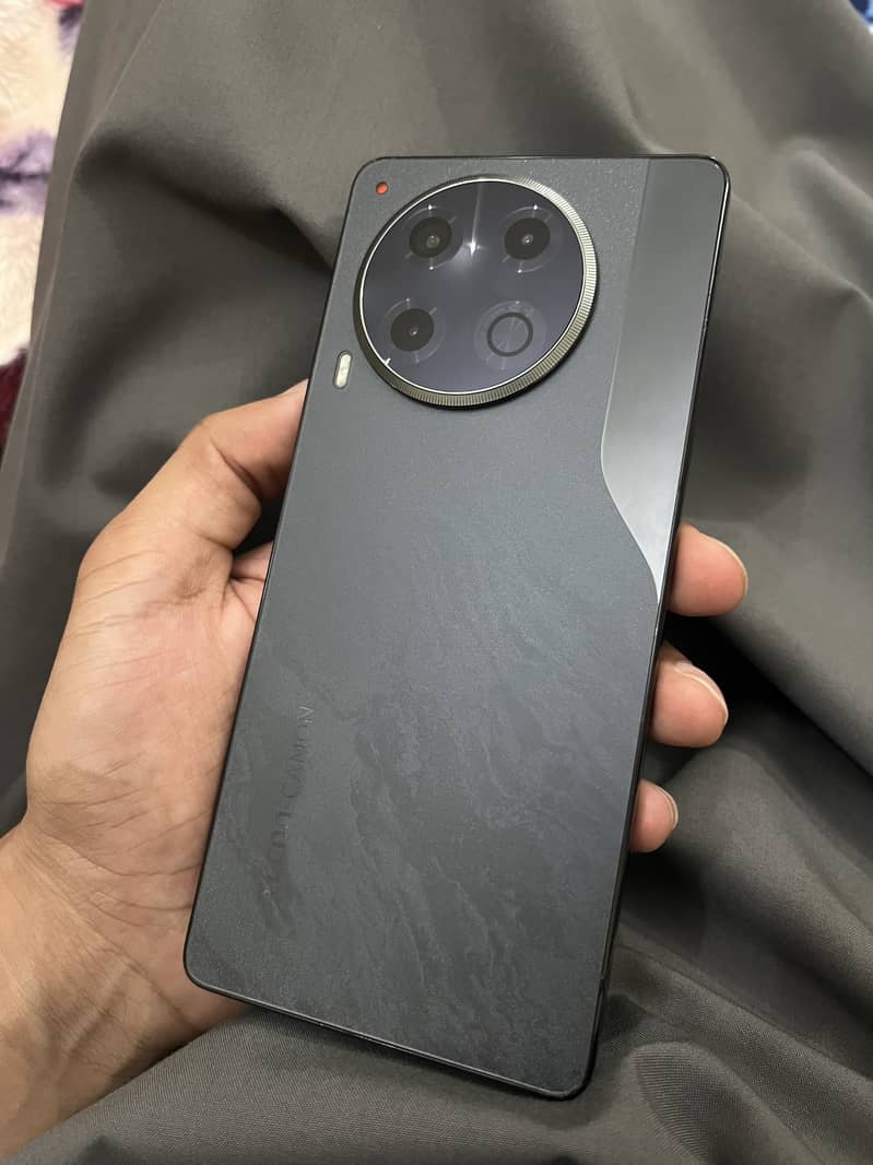 Tecno CAMON 30 0
