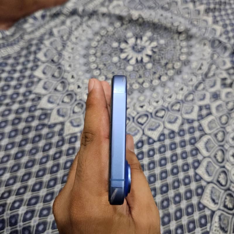 Apple iPhone 16 2