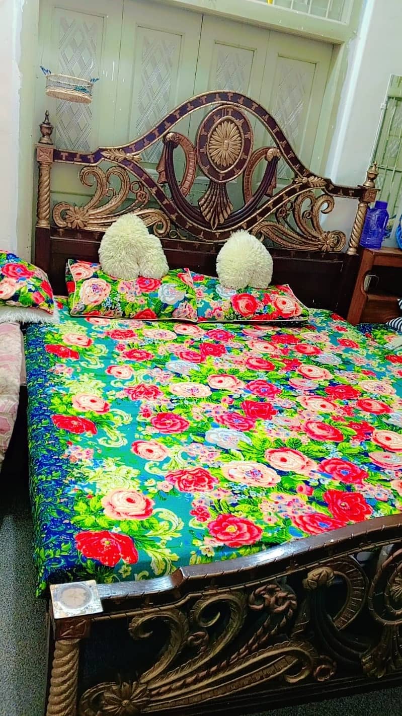 King size double bed 0