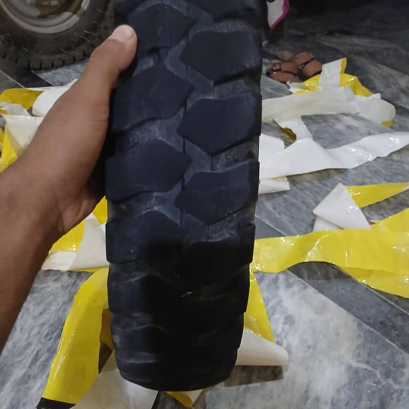 loder ricksha tire 2