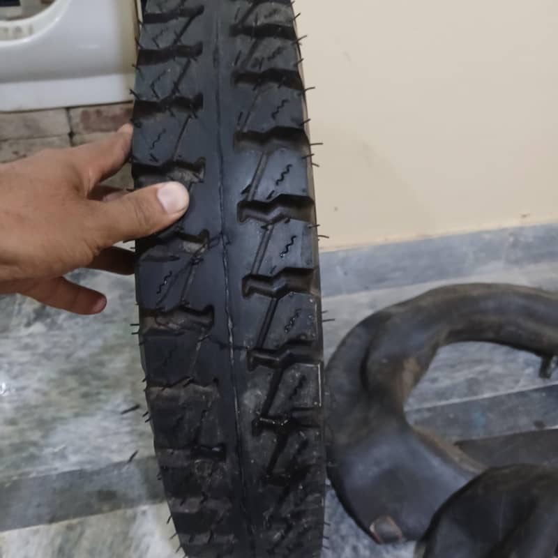 loder ricksha tire 3
