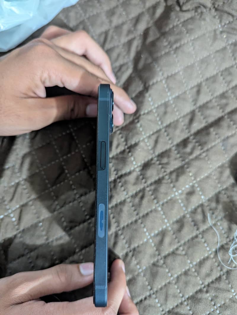 iPhone 13 4