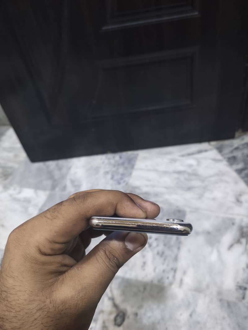 Apple iPhone X 4