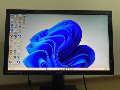 BENQ 24’ inches LCD 1080p with vga and hdmi cable new like condition