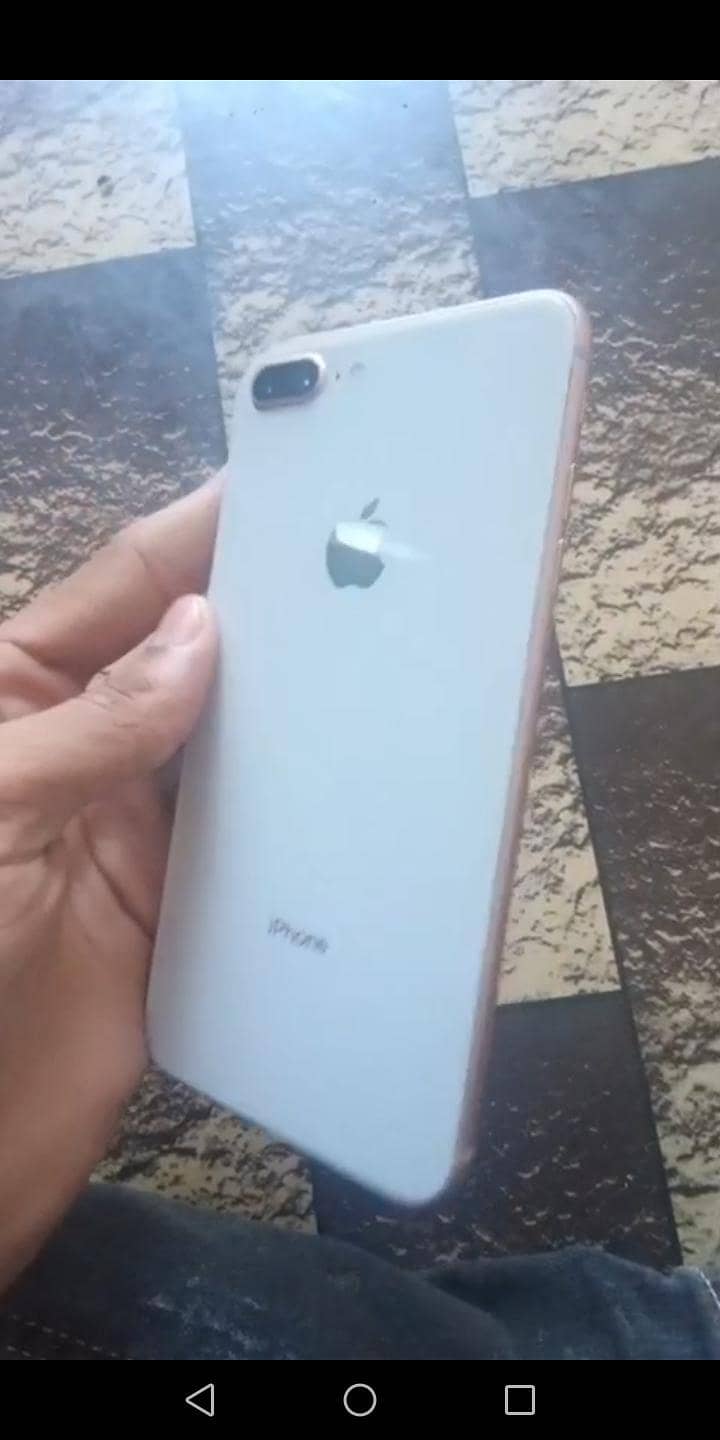 Apple iPhone 8 Plus 3