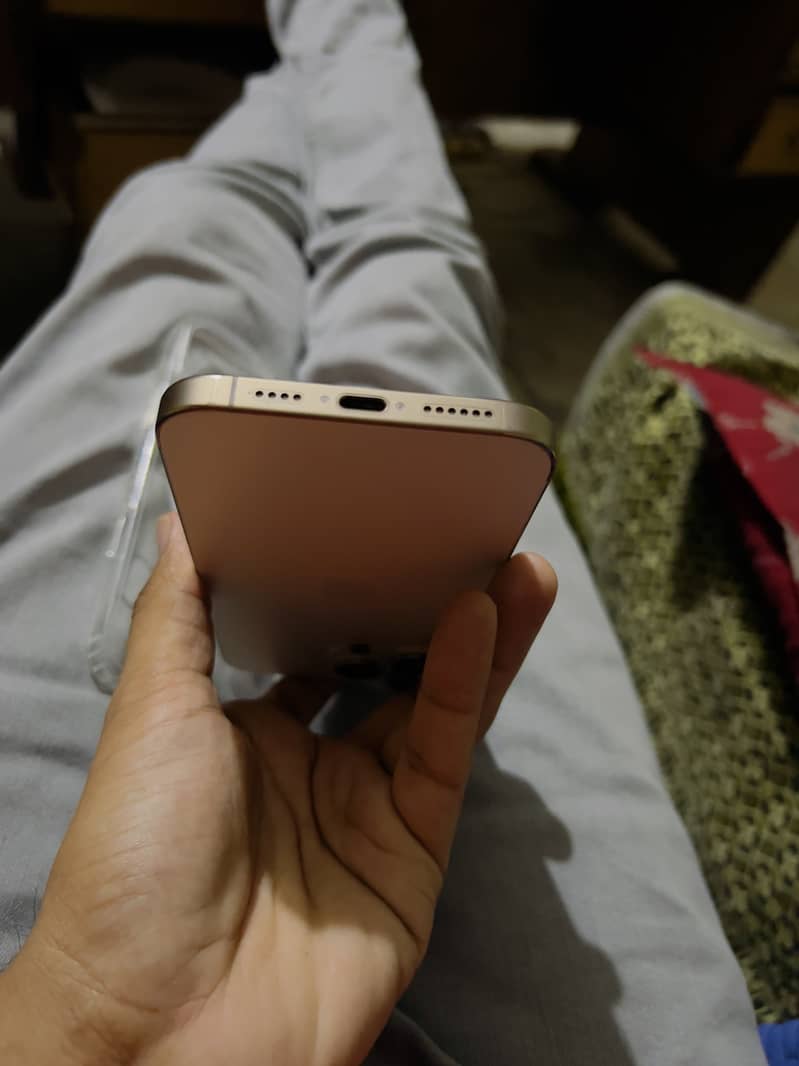 Apple iPhone 16 Pro Max 9
