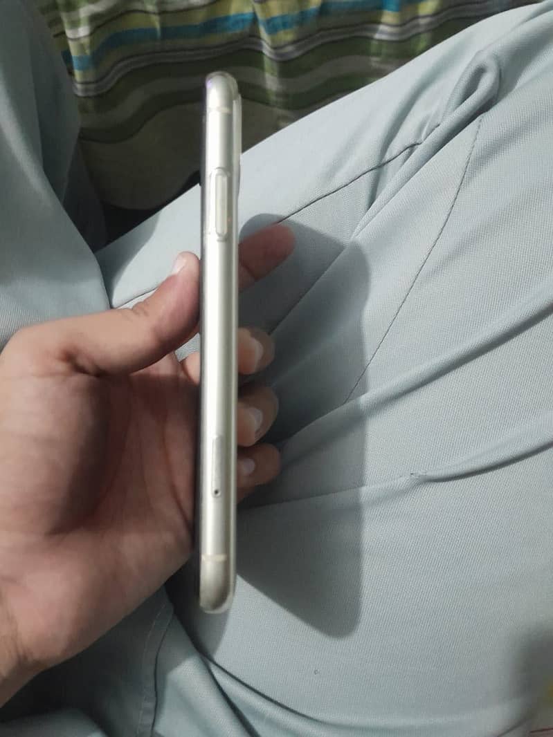 Apple iPhone 11 3