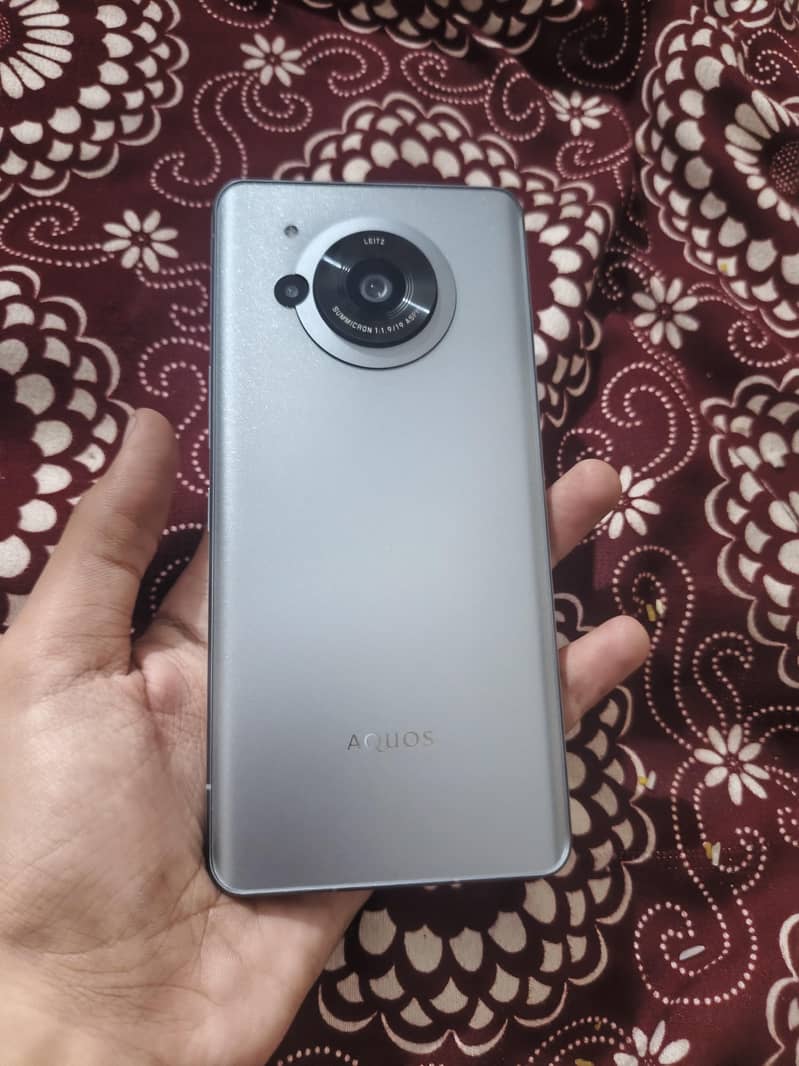Sharp Aquos r7 1