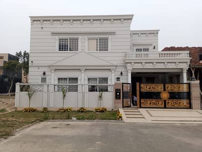 NEW LAHORE CITY PHASE B BLOCK 8.5 MARLA HOUSE FACING PARK BOTH SIDE ROAD NEAR WARY NEAR TO MASJID AVAILABLE FOR SALE HOT LOCATION A+ MATERIAL OWNER BILD HOUSE