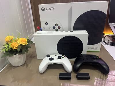 Xbox series S 512 gb 2 rechargeable controllers