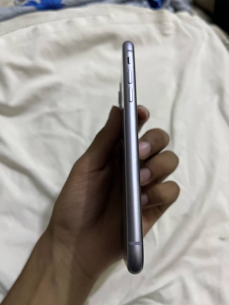 Apple iPhone 11 4