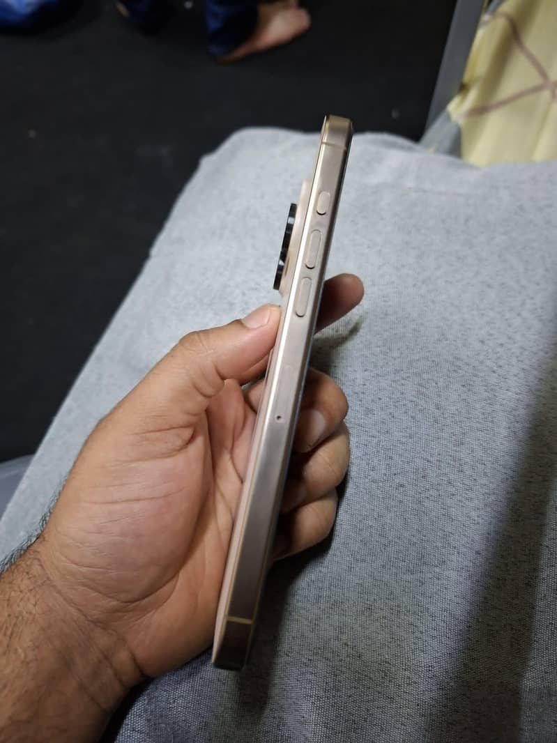 Apple iPhone 16 Pro Max 2