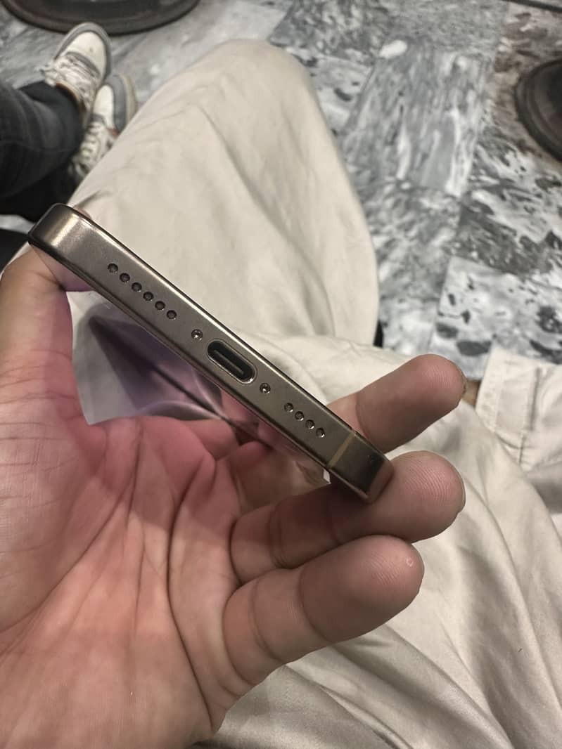 iPhone 16 pro max 4