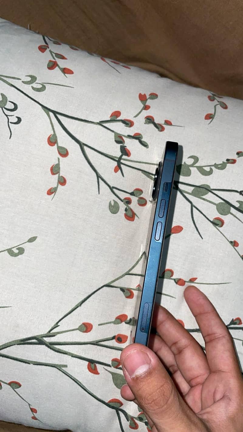 iPhone 13 4