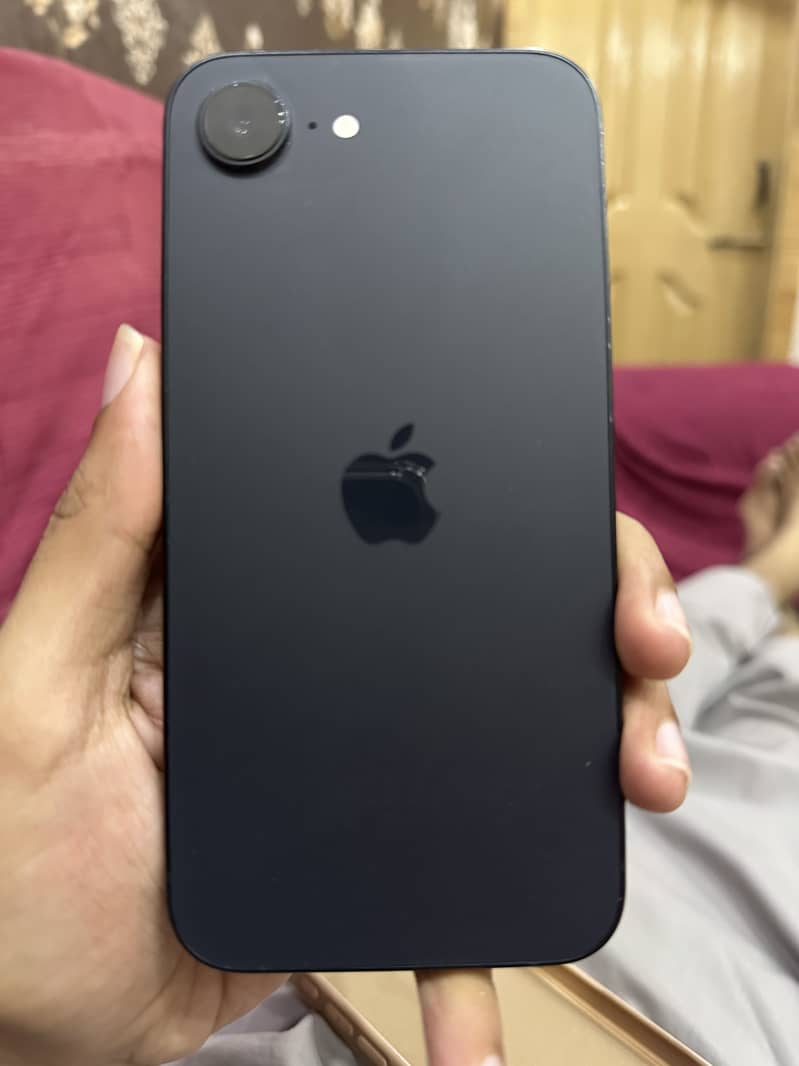 Apple iPhone 16e 1