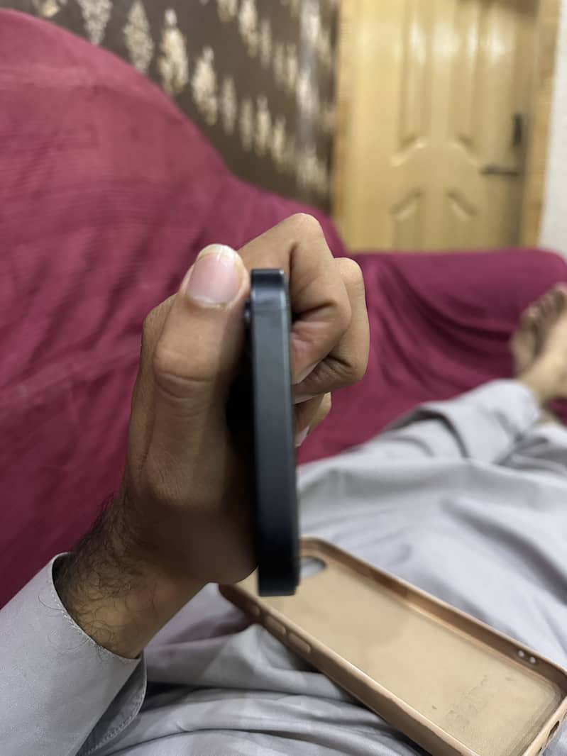 Apple iPhone 16e 3