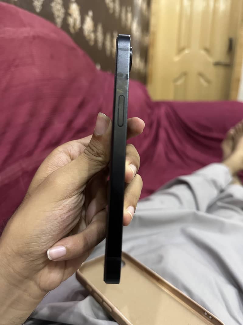 Apple iPhone 16e 4