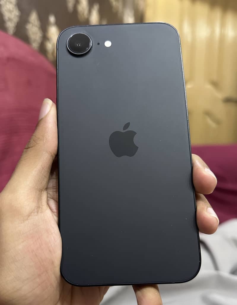 Apple iPhone 16e 5
