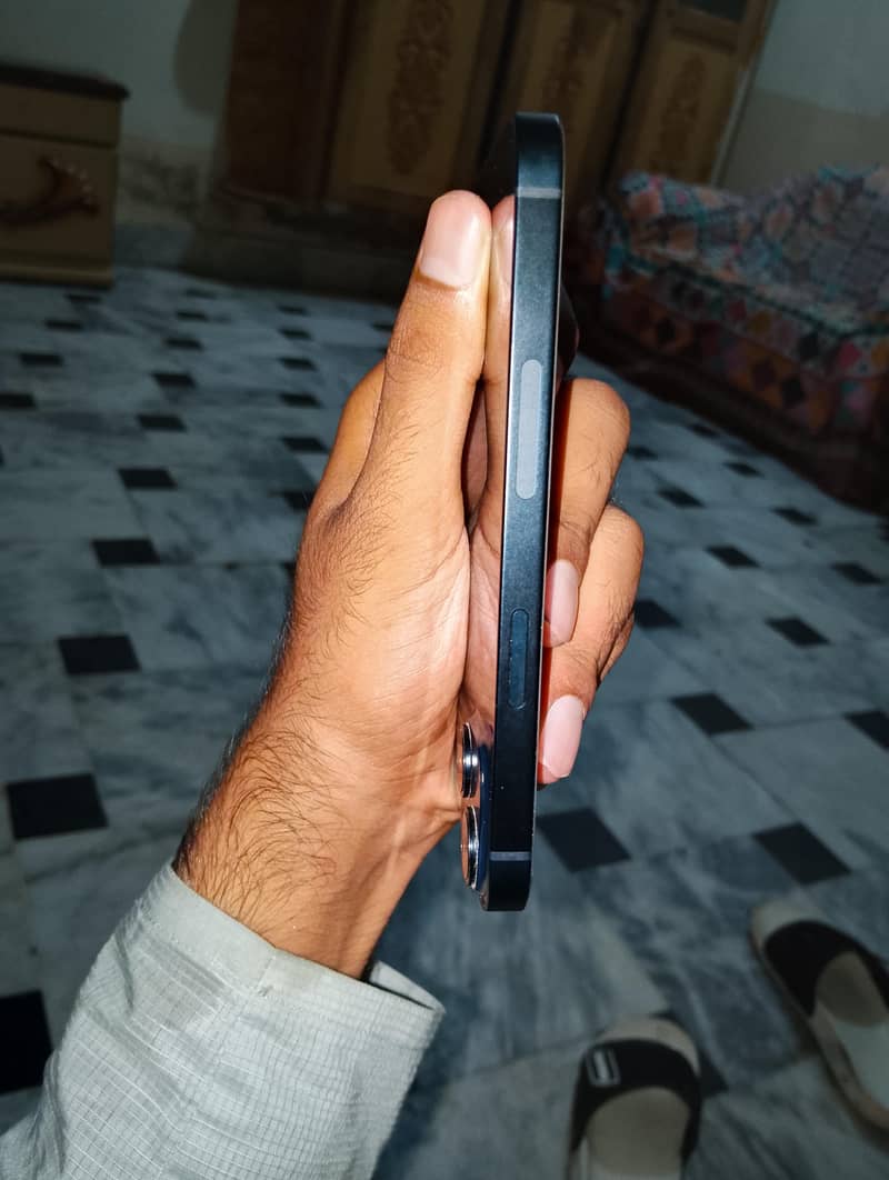 Apple iPhone 14 3