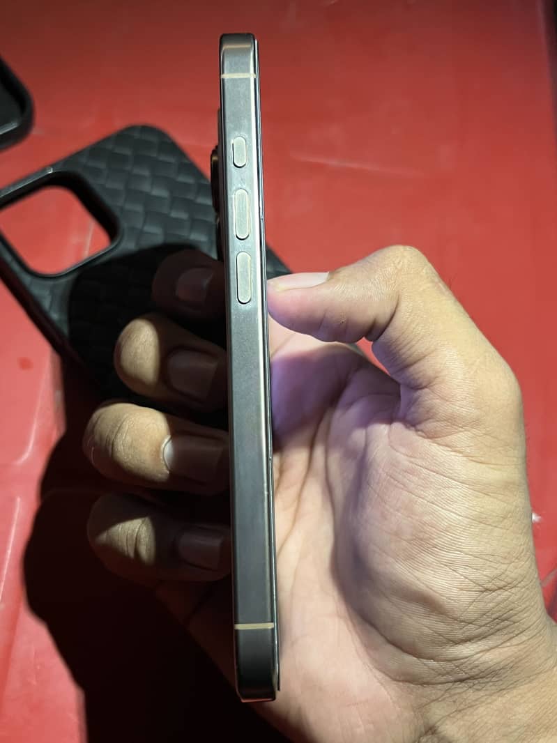 Apple iPhone 16 Pro 3