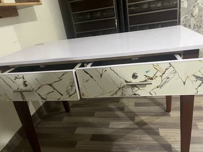 Can be used for both study table or vanity table