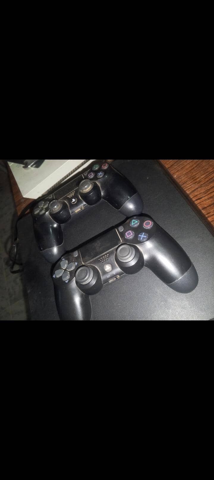 ps4 slim with 2 original controller 1