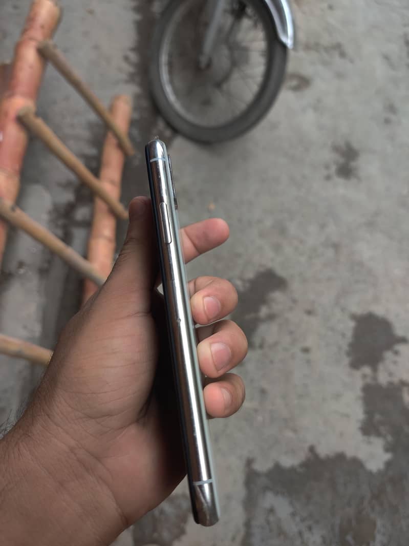 Apple iPhone X 3
