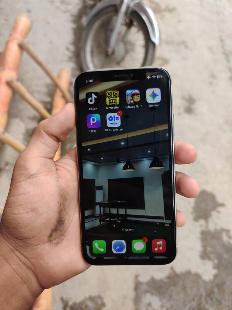 Apple iPhone X 4