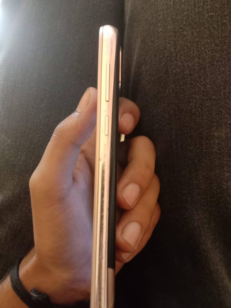 Sharp Aquos R2 1
