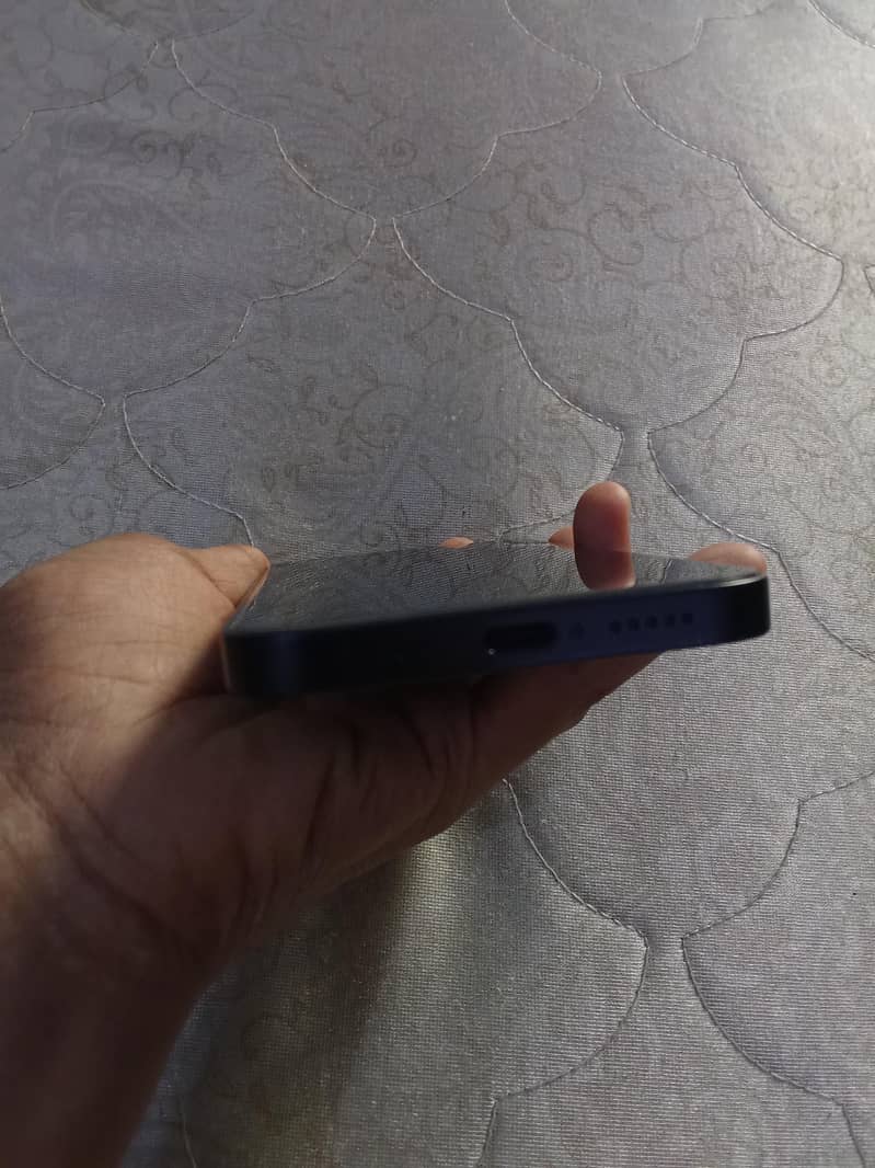 iphone 16e 4