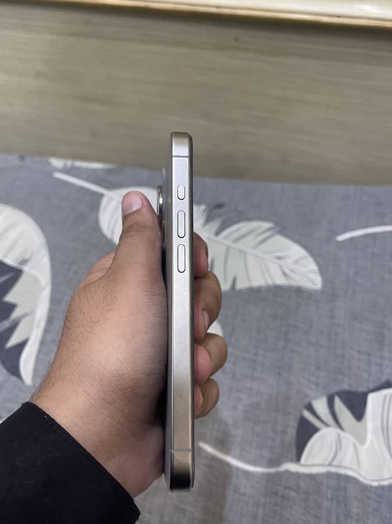 Apple iPhone 15 Pro 4
