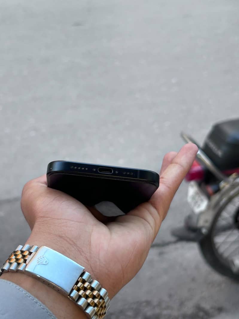 Apple iPhone 16 2
