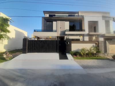 Prime Location 10 Marla House In Central Park - Block G