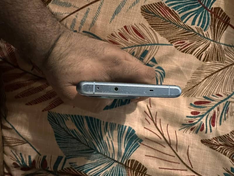 one hand Use. 4