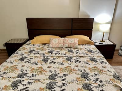 Bed with two side tables (never used)