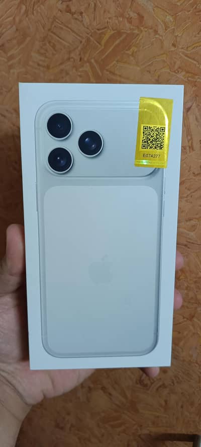 Apple iPhone 17 Pro Max 256gb Silver MERCENTILE PTA apprved 2 year war