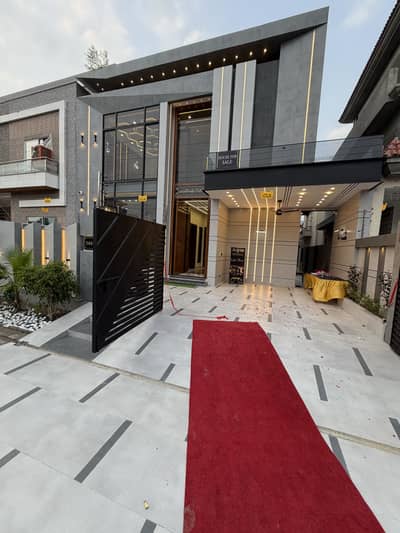 10 Marla Ultramodern House For Sale On Prime Location 80feet Road